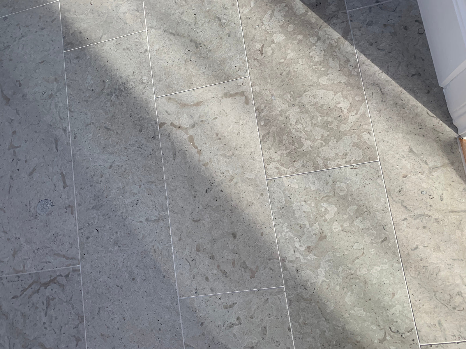 Grå kalksten fallande längder